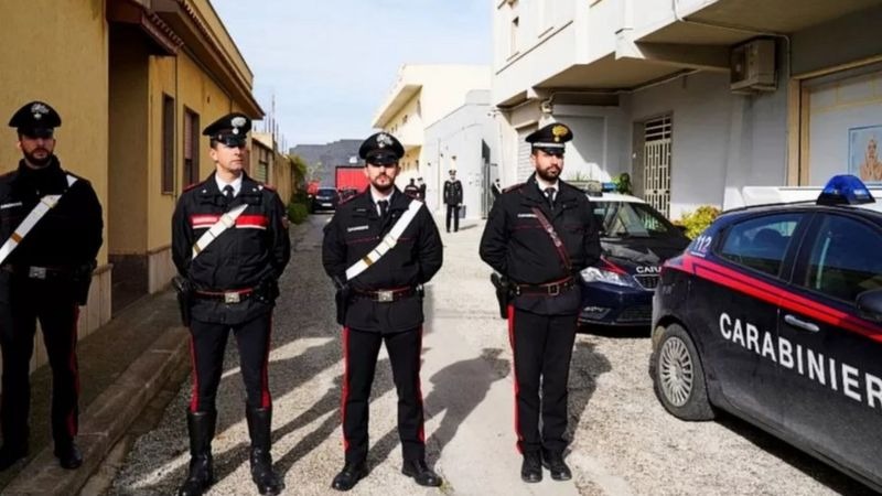 REUTERS/ANTONIO PARRINELLO الشرطة الإيطالية تحاصر أحد المنازل التي كان يختبأ فيها زعيم المافيا وعثرت فيه على المخبأ السري