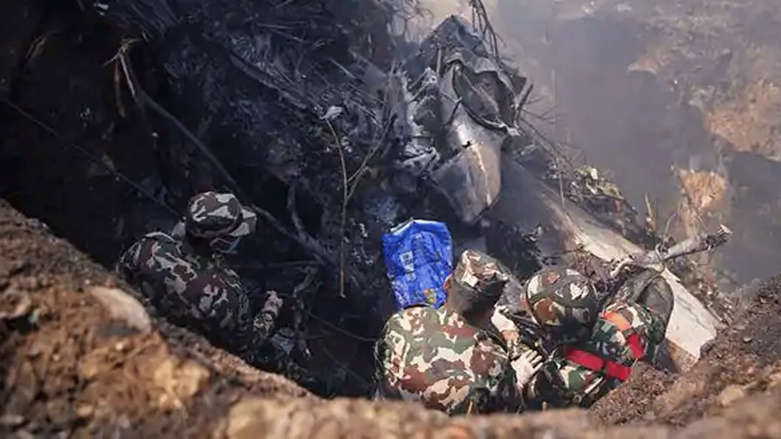 رجال الإنقاذ يتفقدون موقع تحطم طائرة في بوخارا\نيبال في 15 كانون الثاني\يناير 2023
