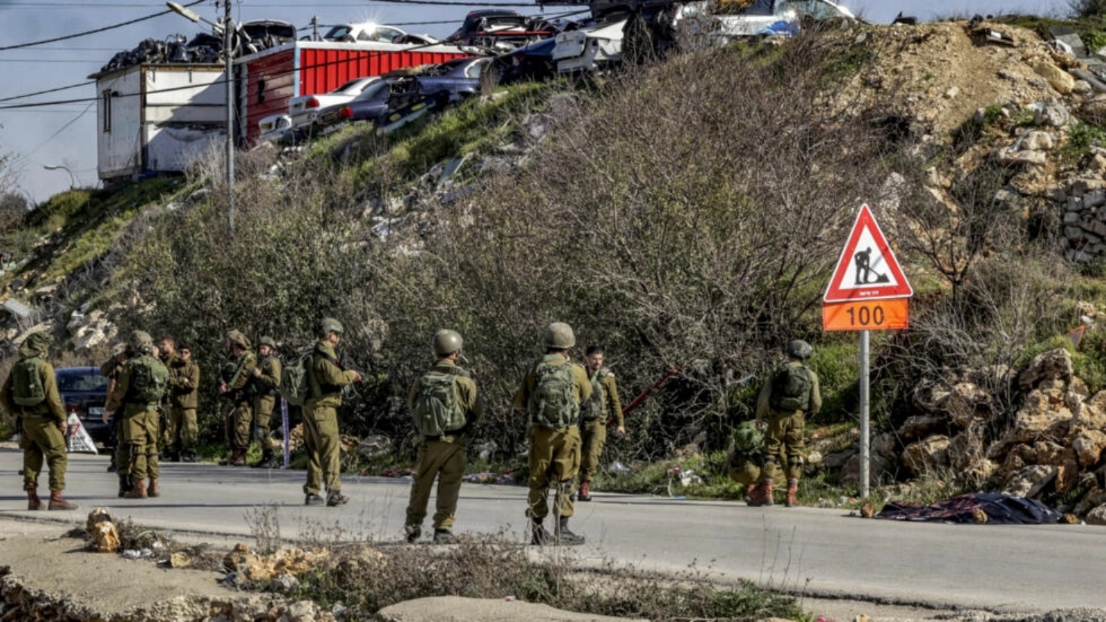 جنود إسرائيليون قرب جثة فلسطيني قتل في 17 يناير 2023 خلال عملية للجيش الإسرائيلي في الضفة الغربية