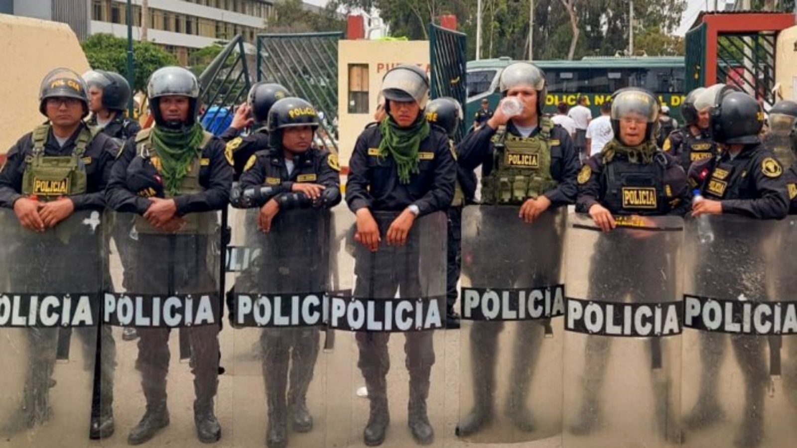 شرطة مكافحة الشغب في حرم جامعة سان ماركوس في ليما في 21 يناير 2023 لمواجهة واعتقال مثيري الشغب المختبئين في المبنى