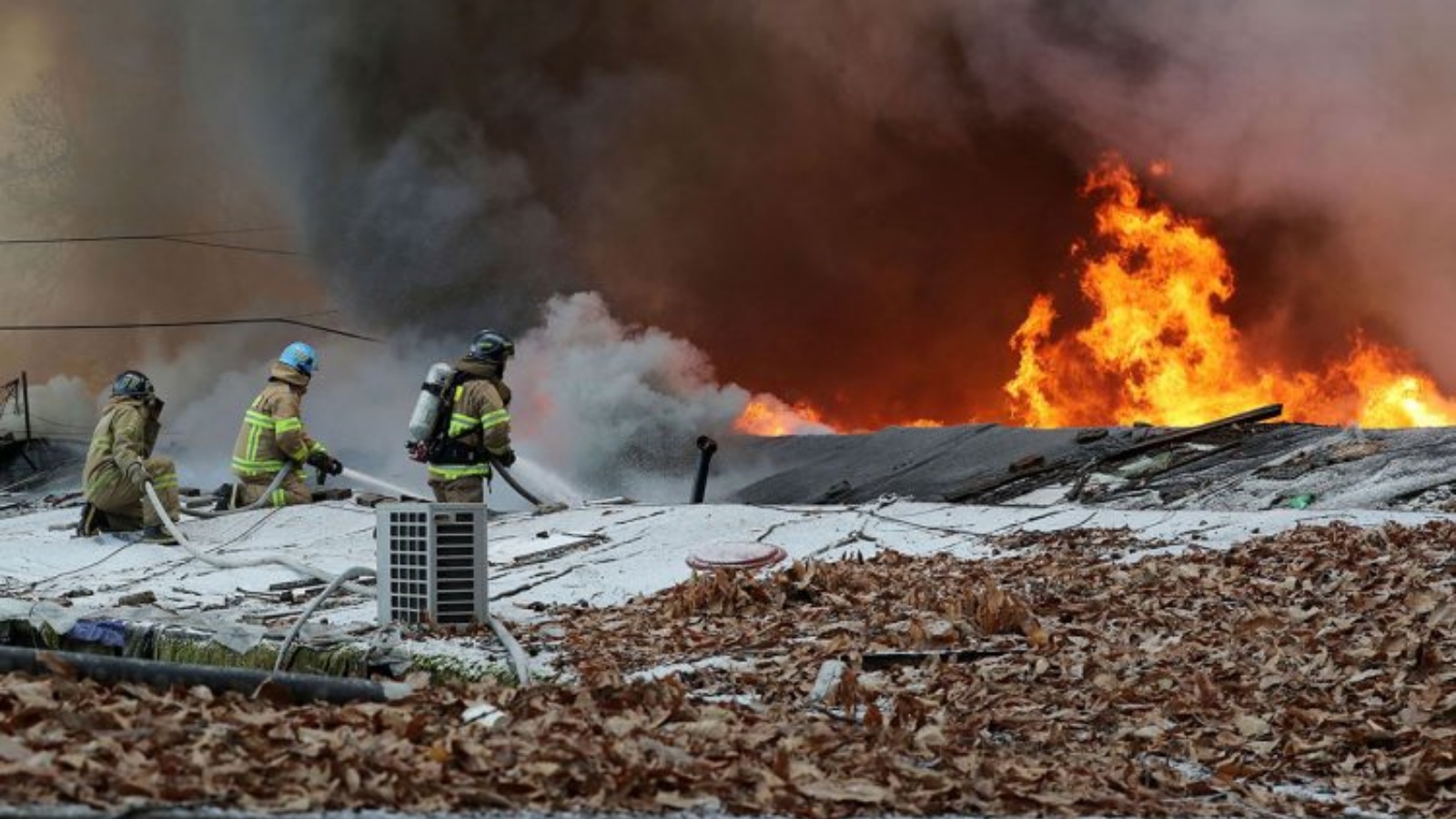 رجال الإطفاء يعملون على إخماد حريق هائل اندلع صباح الجمعة 20 يناير في إحدى آخر العشوائيات في العاصمة الكورية الجنوبية سيول