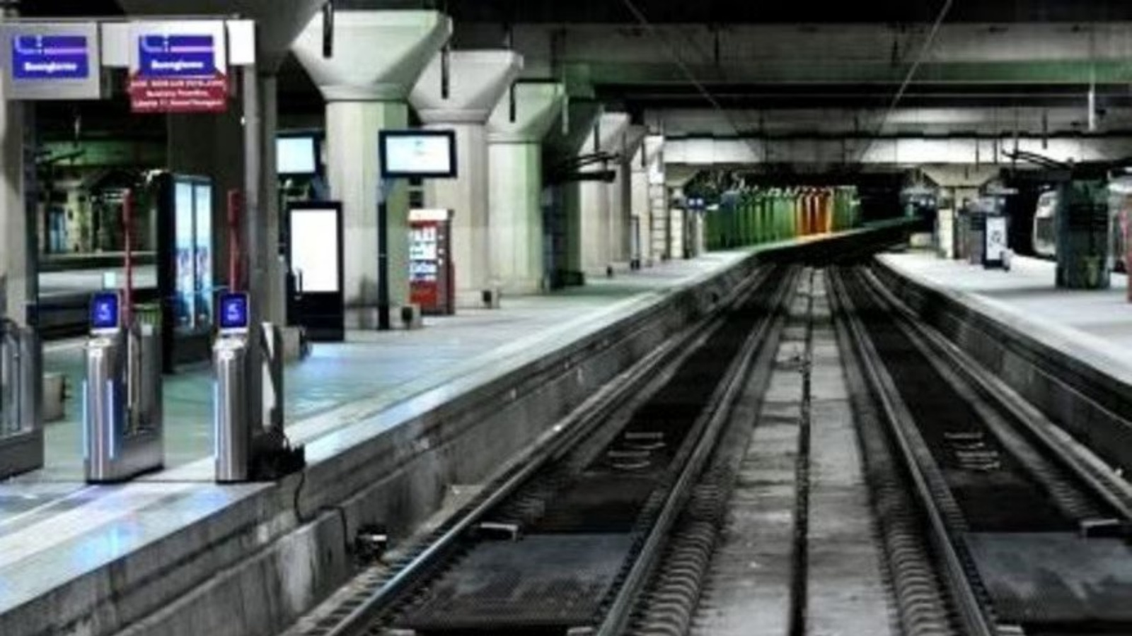صورة مُلتقطة في 19 يناير 2023 تُظهر سكك حديدية فارغة في محطة مونبارناس في باريس 