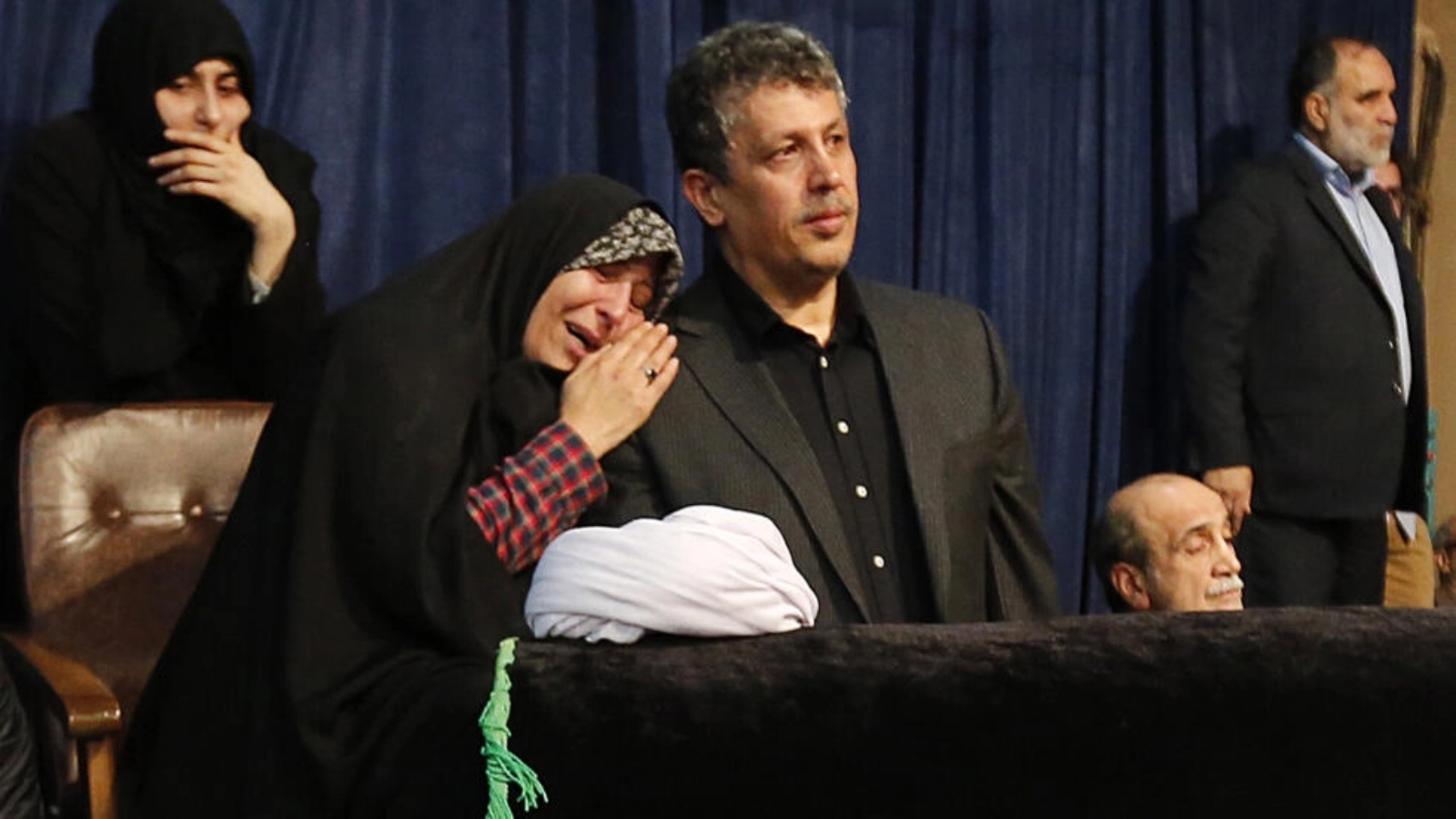 فاطمة وشقيقها مهدي أمام نعش والدهما الرئيس الإيراني السابق أكبر هاشمي رفسنجاني في طهران في 8 يناير 2017