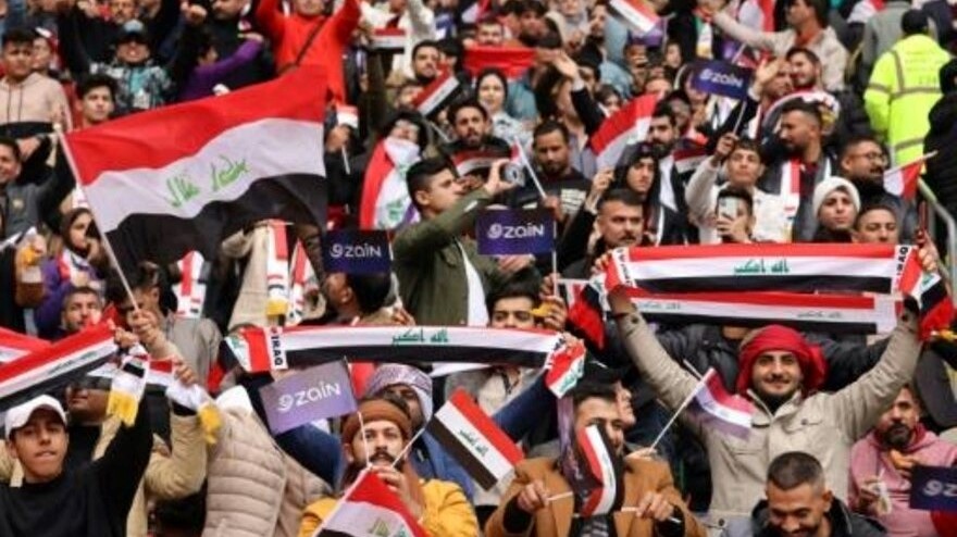  انصار منتخب العراق يؤازرون الفريق الوطني خلال مباراته ضد قطر في نصف نهائ خليجي 25 لكرة القدم. 16 كانون الثاني/يناير 2023