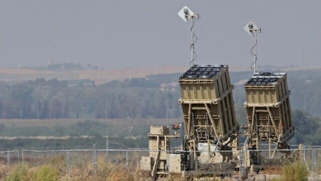 بطاريات نظام القبة الحديدية الدفاعية الإسرائيلية، المصممة لاعتراض وتدمير الصواريخ قصيرة المدى وقذائف المدفعية القادمة، تتمركز في جنوب إسرائيل في 6 أغسطس 2022