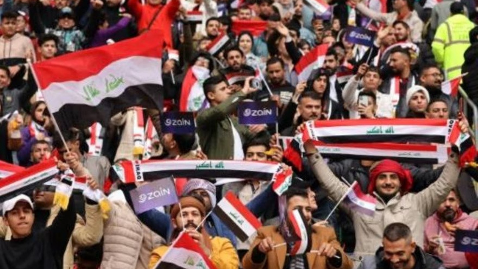 أنصار منتخب العراق يؤازرون الفريق الوطني خلال مباراته ضد قطر في نصف نهائي خليجي 25 لكرة القدم. 16 يناير 2023