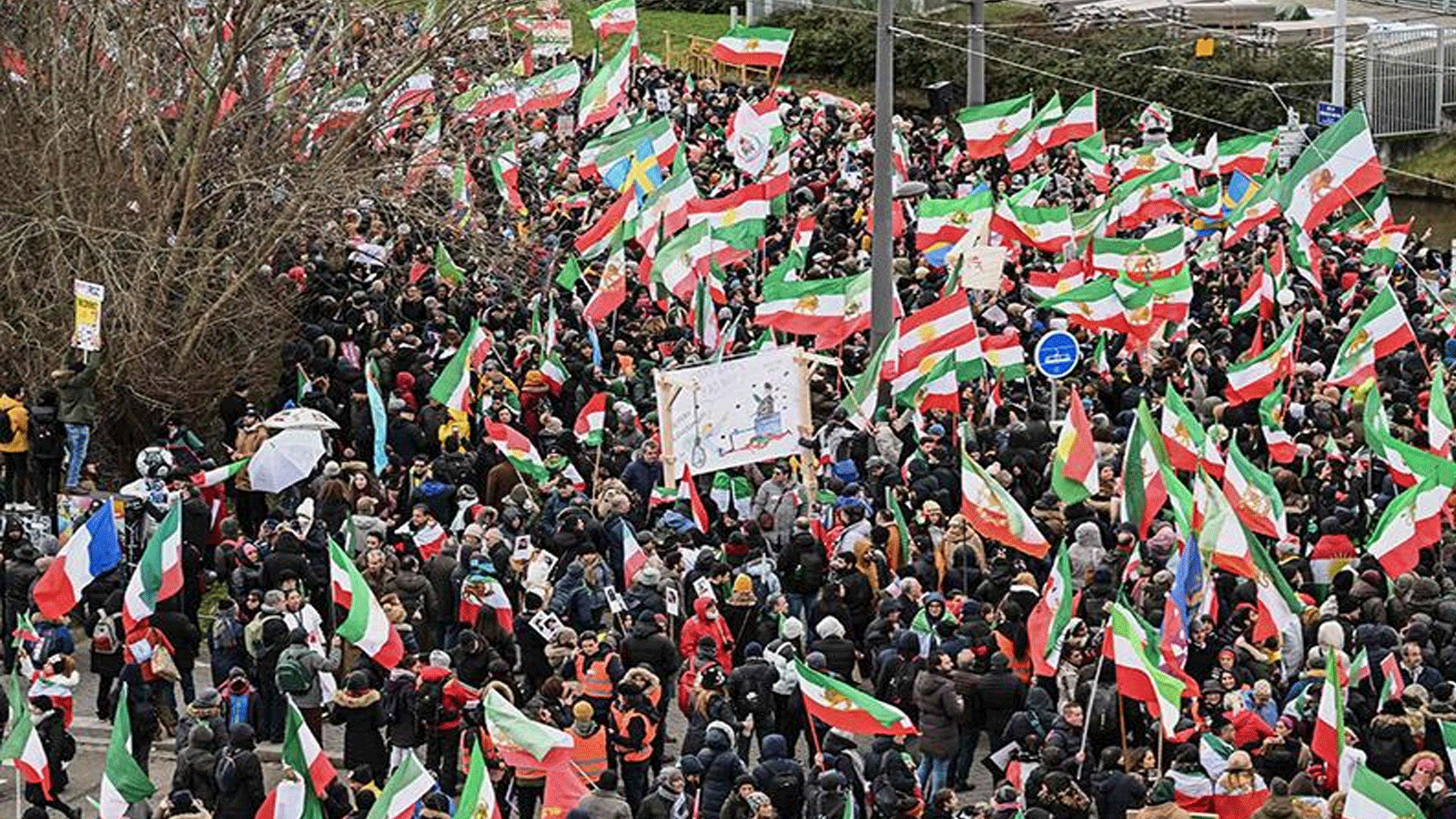 الآلاف يشاركون في مسيرة ضد النظام الإيراني أمام البرلمان الأوروبي في ستراسبورغ