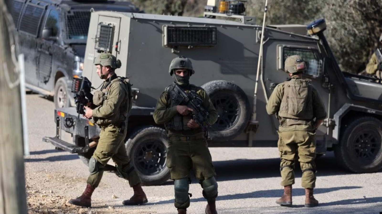 أفراد من قوات الأمن الإسرائيلية يغلقون المنطقة التي أفادت التقارير أنها تعرضت لهجوم طعن شمال غرب رام الله في الضفة الغربية، في 21 يناير 2023