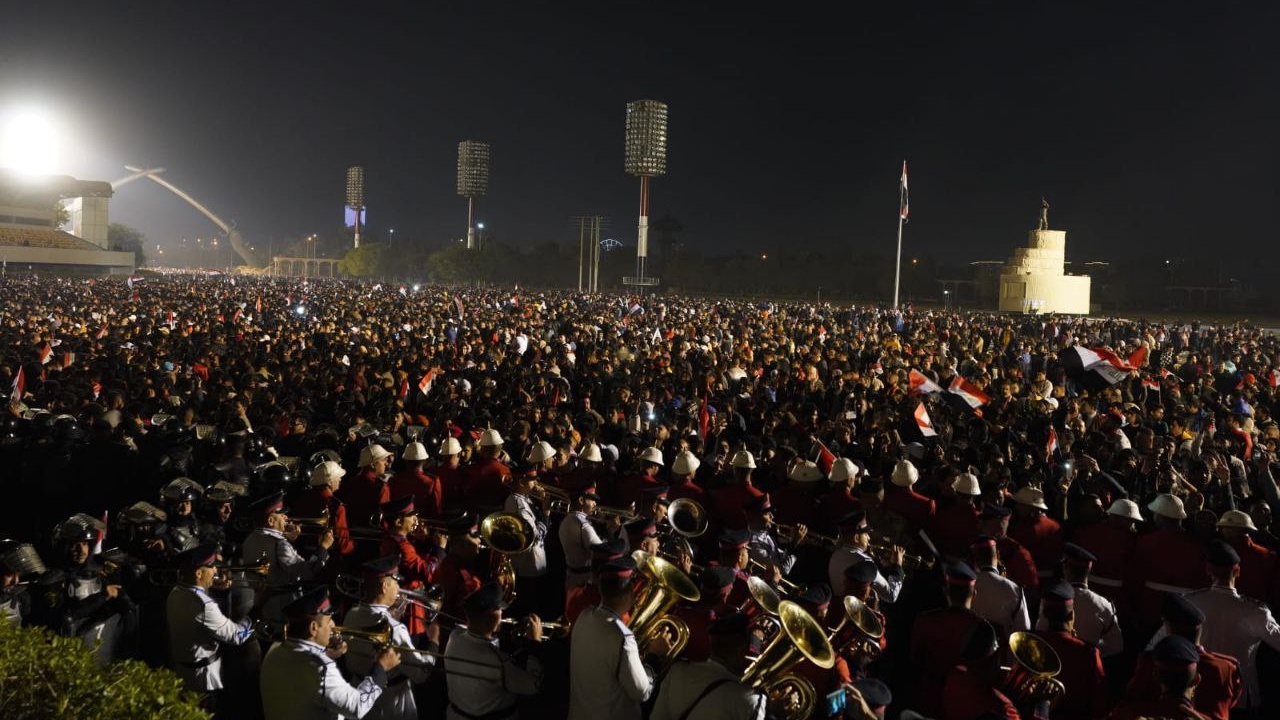 حشود من العراقيين استقبلت المنتخب العراقي في ساحة الاحتفالات الكبرى وسط بغداد مساء الجمعة 20 يناير 2023 (تويتر)
