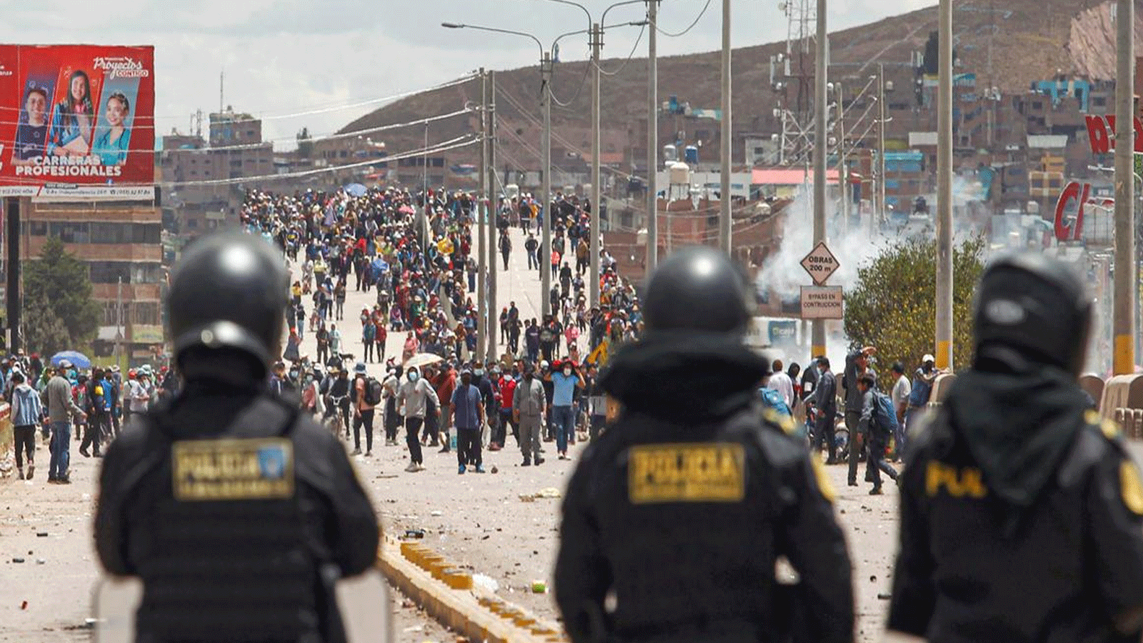  الشرطة تشتبك مع محتجين يطالبون باستقالة الرئيسة دينا بولوارت خارج مطار جولياكا في بيرو