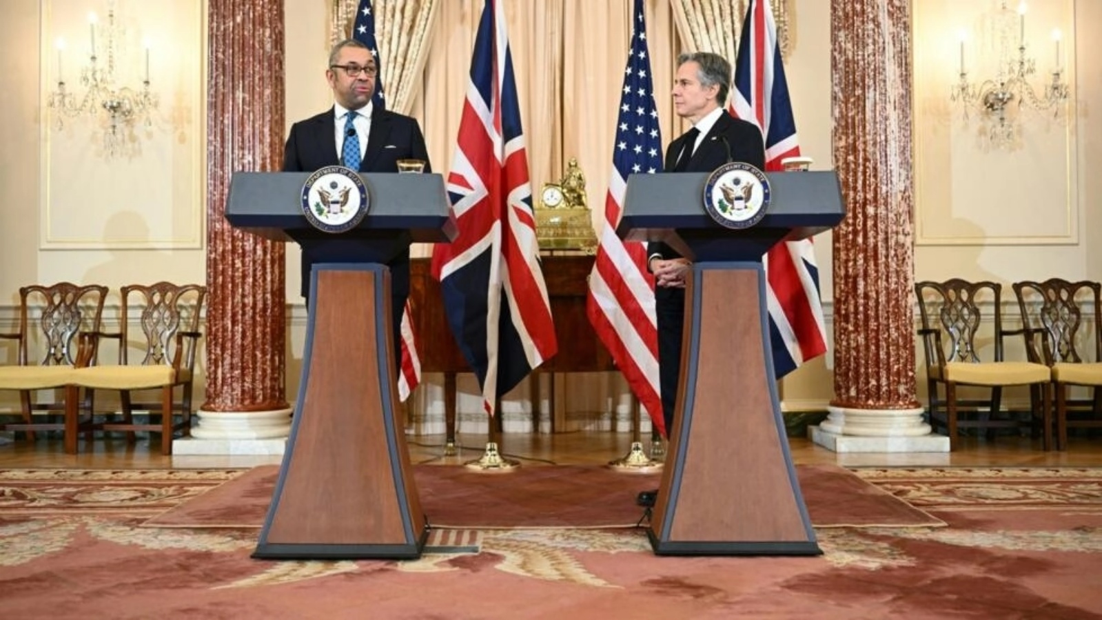 وزير الخارجية الأميركي أنتوني بلينكين ووزير الخارجية البريطاني جيمس كليفرلي يعقدان مؤتمراً صحفياً مشتركاً في وزارة الخارجية