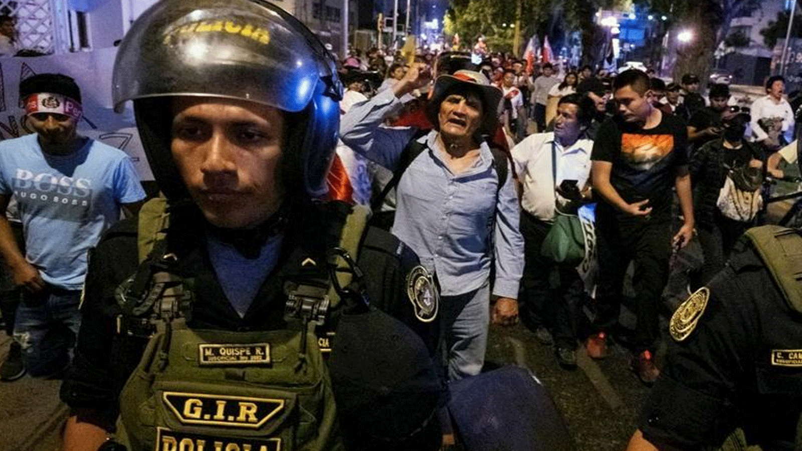 متظاهرون يطالبون باستقالة رئيسة بيرو دينا بولوارتي وإغلاق الكونغرس في منطقة سكنية في ليما.15 كانون الثاني\يناير 2023 