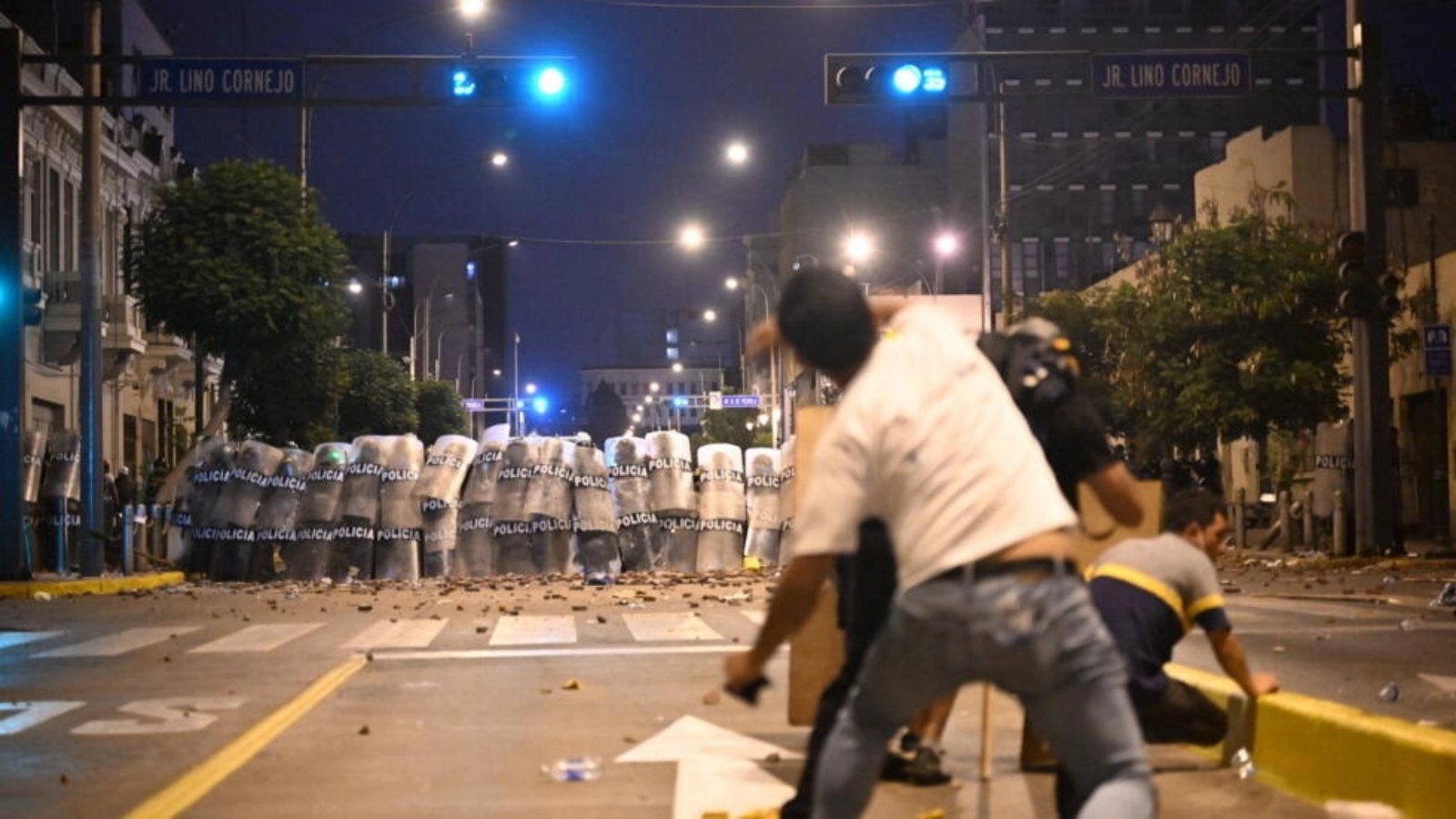 اشتباكات بين المتظاهرين وشرطة مكافحة الشغب خلال احتجاج ضد حكومة الرئيس دينا بولوارت في ليما في 19 يناير 2023