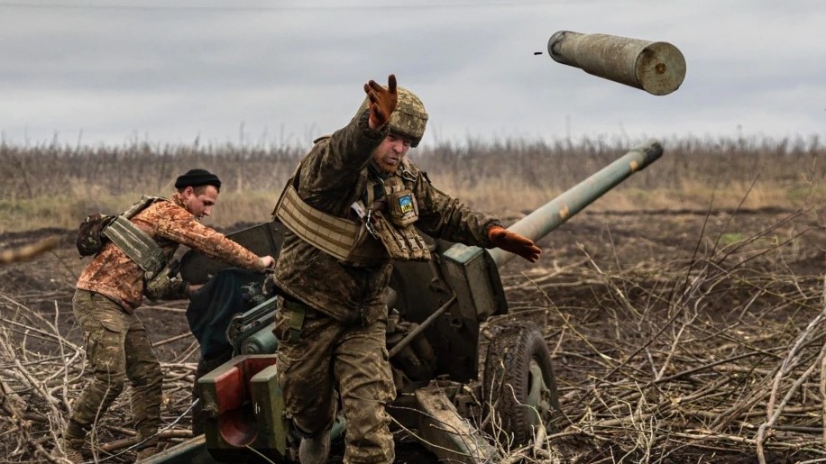 جندي أوكراني من وحدة مدفعية يلقي قذيفة فارغة أثناء دك المواقع الروسية في ضواحي بخموت، شرق أوكرانيا، 30 ديسمبر 2022