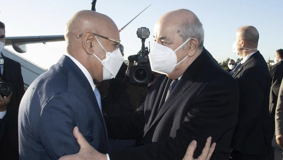 الرئيس الجزائري لدى استقباله لنظيره الموريتاني قبل عام في مطار هواري بومدين 
