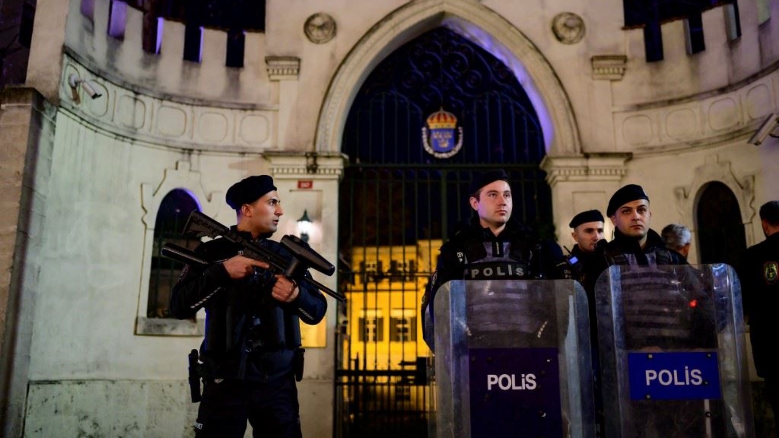 شرطيون انتشروا عند مدخل قنصلية السويد في إسطنبول خلال تظاهرة احتجاجية على حرق نسخة من القرآن في السويد 21 يناير 2023