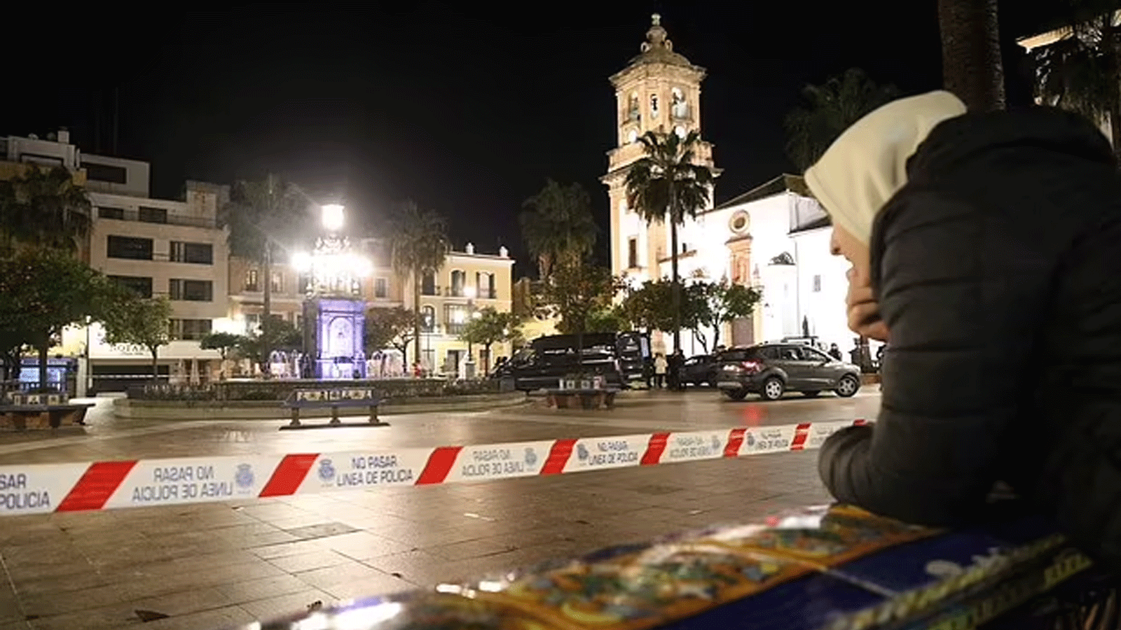 رجل يراقب الشرطة وعمال الإنقاذ يعملون في الموقع حيث قتل رجل في الجزيرة الخضراء، جنوب إسبانيا، في 25 كانون الثاني\ يناير 2023