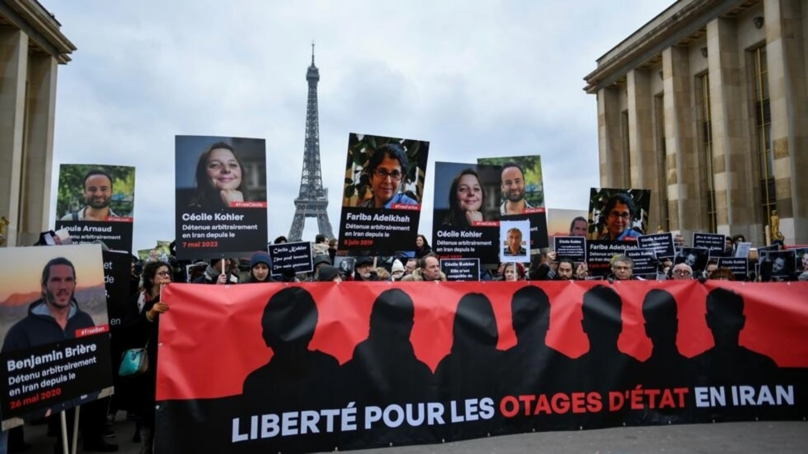 متظاهرون يرفعون صور الفرنسيين المحتجزين في إيران خلال تجمّع في باريس بتاريخ 28 يناير 2023