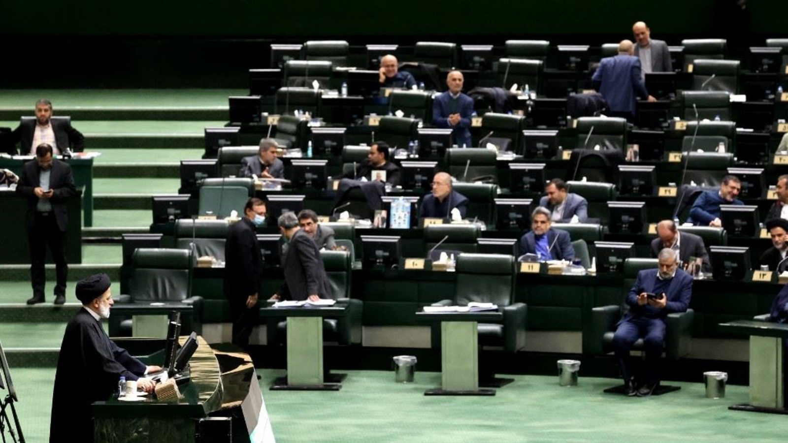 الرئيس الإيراني إبراهيم رئيسي (إلى اليسار) يخاطب المشرعين بشأن مشروع قانون الميزانية، في البرلمان بطهران 22 يناير 2023