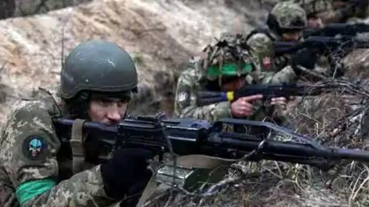 جنود أوكرانيون يشاركون في تدريبات عسكرية في منطقة دونيتسك، في 21 يناير 2023، وسط الغزو الروسي لأوكرانيا