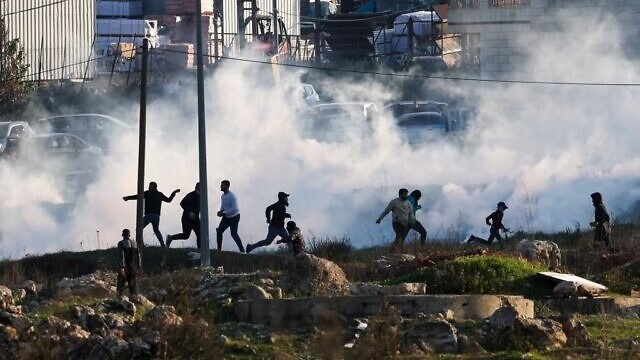قوات الاحتلال تطلق الغاز المسيل للدموع لتفريق متظاهرين فلسطينيين خلال اشتباكات بالقرب من رام الله في 26 يناير 2023