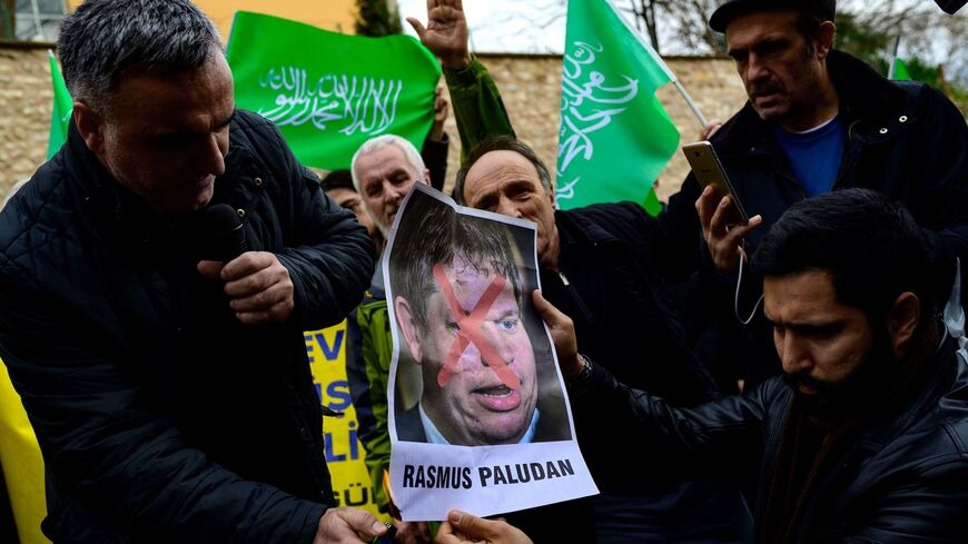 المتظاهرون يحرقون صورة راسموس بالودان ، زعيم حزب الخط المتشدد اليميني المتطرف الدنماركي ، أمام القنصلية العامة للسويد في اسطنبول في 22 يناير 2023