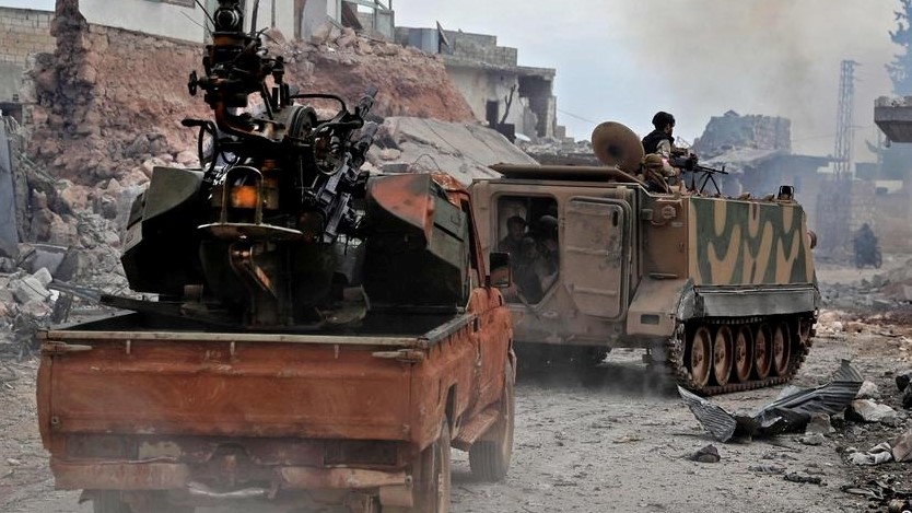 آليات عسكرية تابعة لأحد فصائل المعارضة السورية في منطقة إدلب بالشمال السوري
