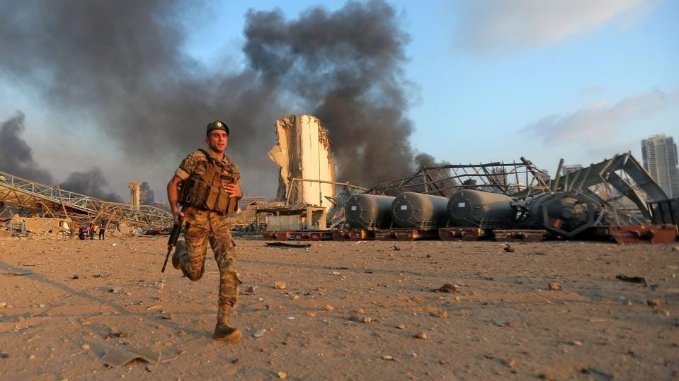 جندي من الجيش اللبناني يركض في مكان انفجار مرفأ بيروت في 4 أغسطس 2020