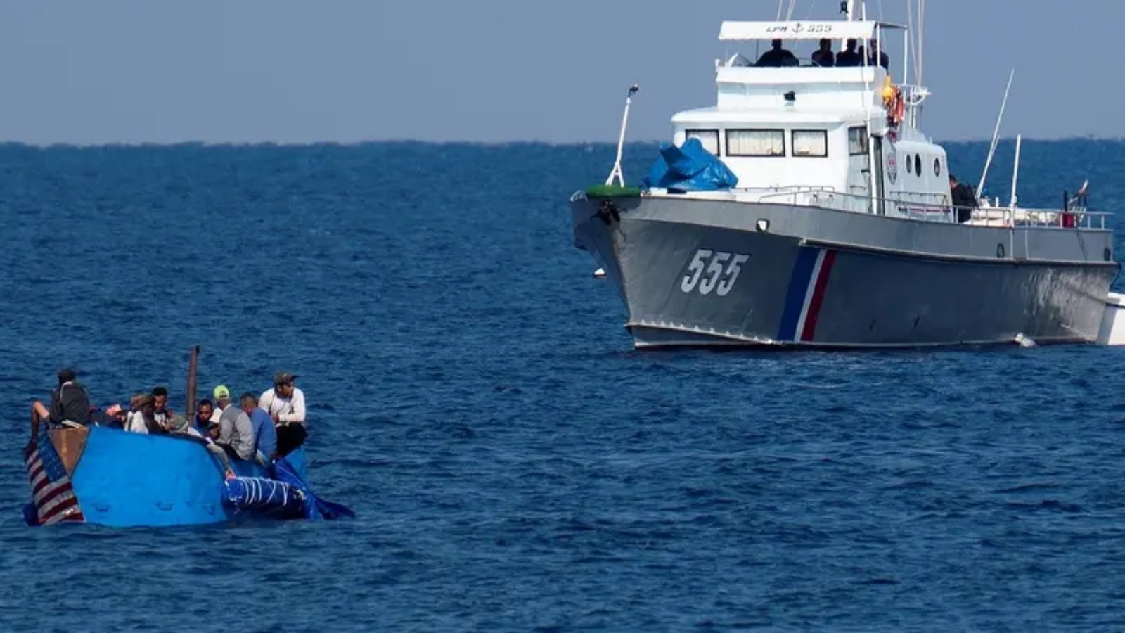 خفر السواحل الكوبي يحرس قاربًا يحمل مواطنين كوبيين يحاولون مغادرة البلاد في هافانا، في 12 ديسمبر 2022