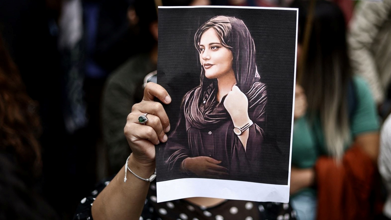 متظاهرة تحمل صورة مهسا أميني خلال مظاهرة أمام السفارة الإيرانية في بروكسيل 23 سبتمبر 2022