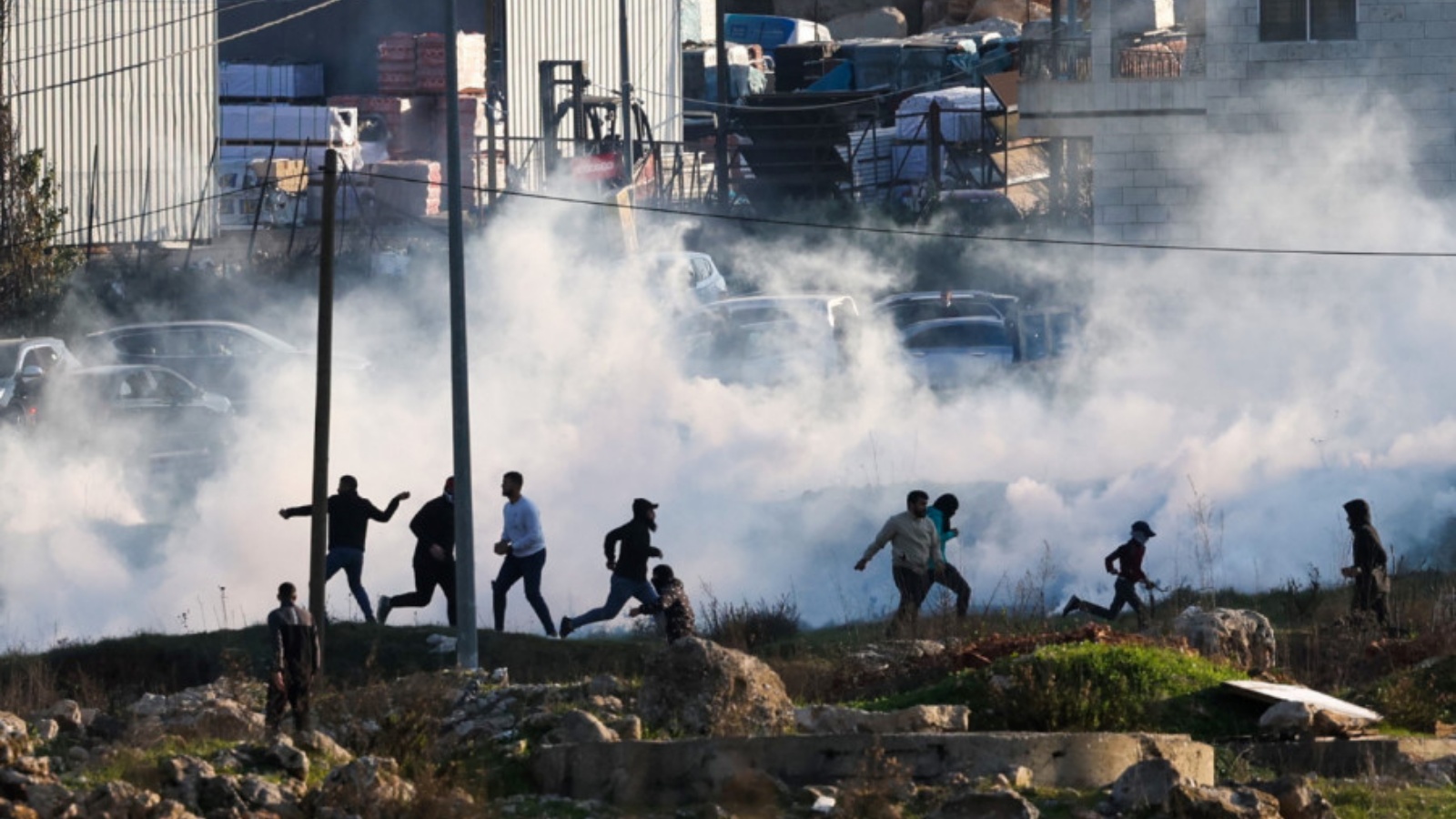 فلسطينيون خلال اشتباكات مع الجيش الإسرائيلي في مخيّم جنين للاجئين 