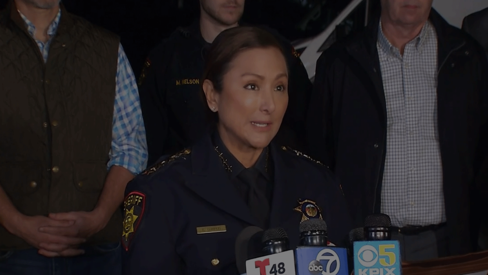 قائد شرطة سان ماتيو تقدّم آخر المستجدات بشأن إطلاق النار الجماعي في المقاطعة