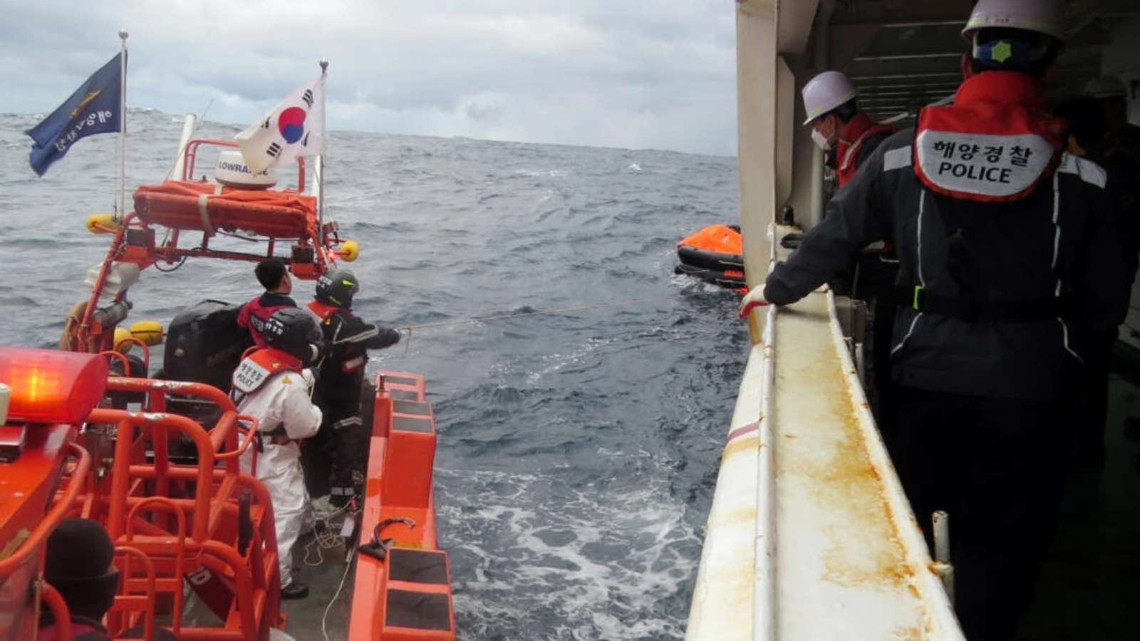 صورة وزعها خفر سواحل كوريا الجنوبية تُظهر قوات من خفر السواحل يبحثون عن مفقودين بعد غرق سفينة شحن في بحر الصين الشرقي في 25 يناير 2023 