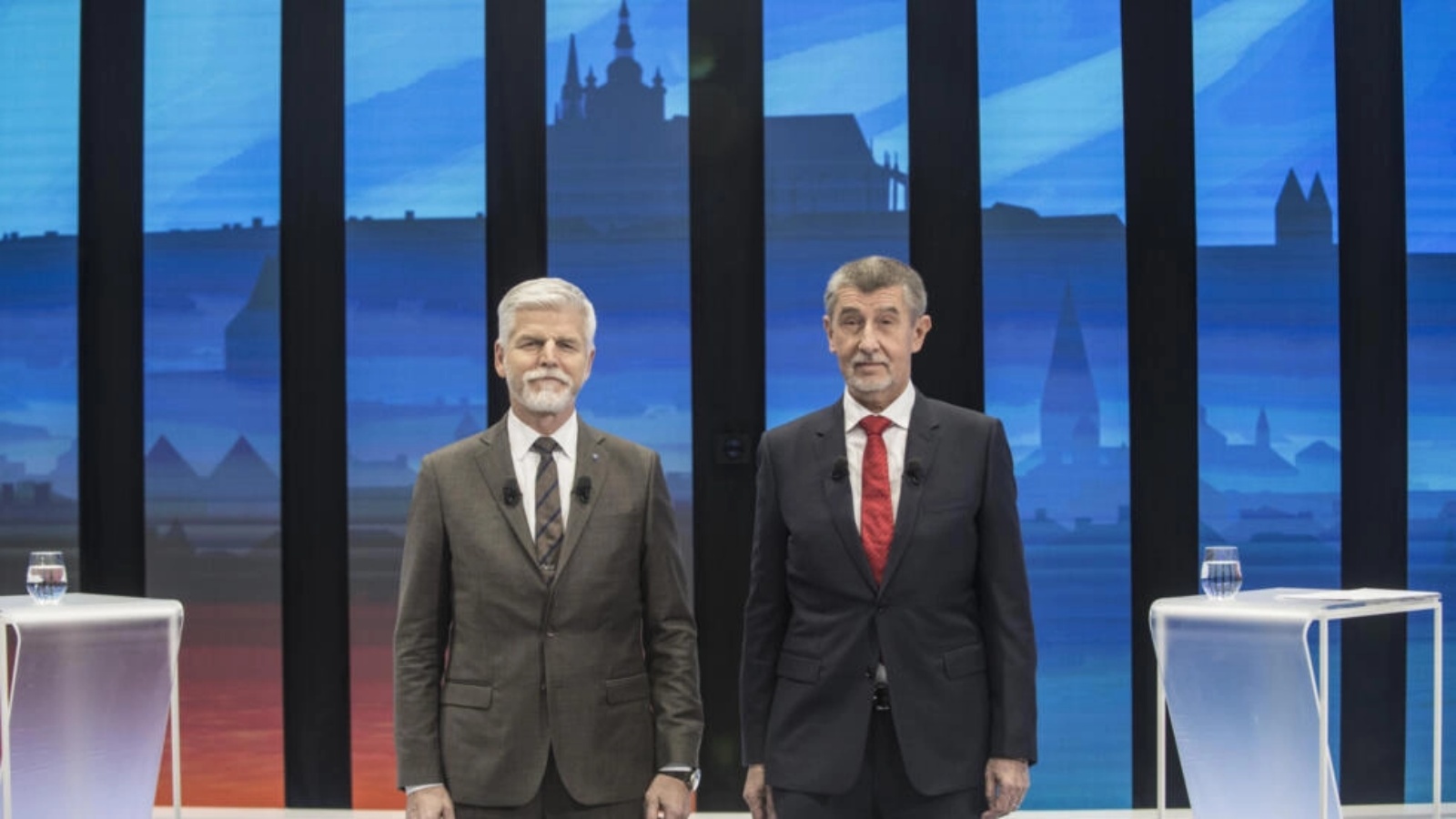 المرشحان للرئاسة في تشيكيا بيتر بافيل (يسار) وأندريه بابيش قبل مناظرة تلفزيونية في 25 يناير 2023