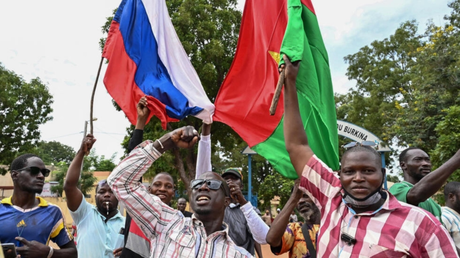 أنصار زعيم المجلس العسكري الجديد في بوركينا فاسو إبراهيم تراوري يحملون العلم الوطني لبوركينا فاسو وروسيا خلال مظاهرة بالقرب من مقر الإذاعة والتلفزيون الوطني (RTB) في واغادوغو في 6 أكتوبر 2022