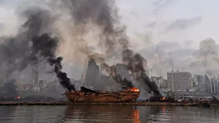 سفينة راسية في مرفأ بيروت تحترق بعيد الانفجار في 4 أغسطس 2020