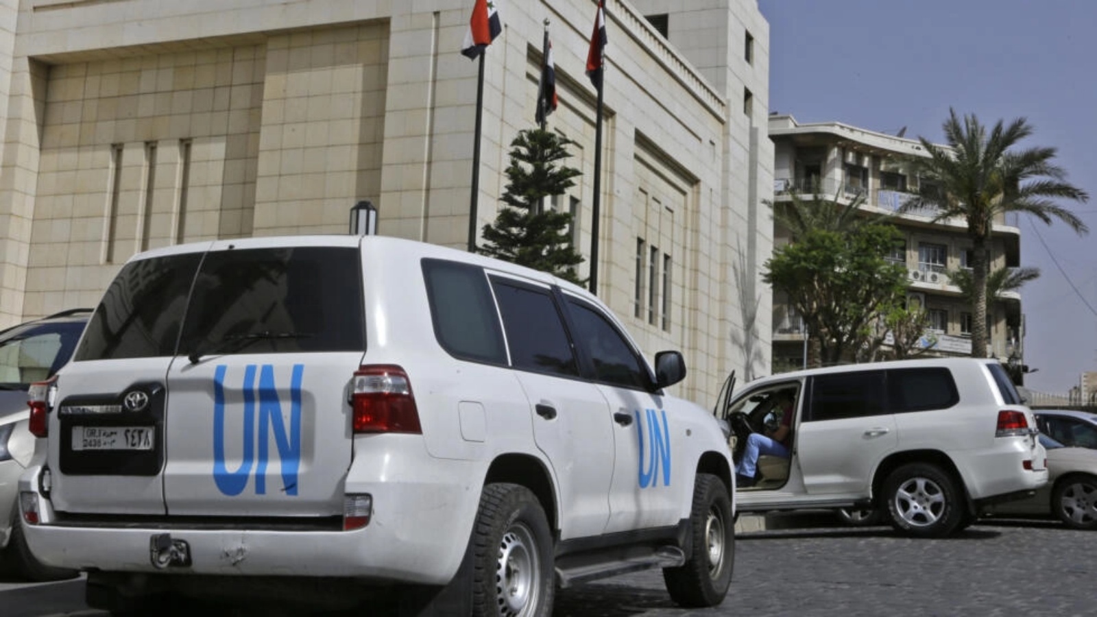سيارة للأمم المتحدة خارج الفندق الذي نزل فيه خبراء من منظمة حظر الأسلحة الكيميائية (OPCW) في دمشق في 19 أبريل 2018 