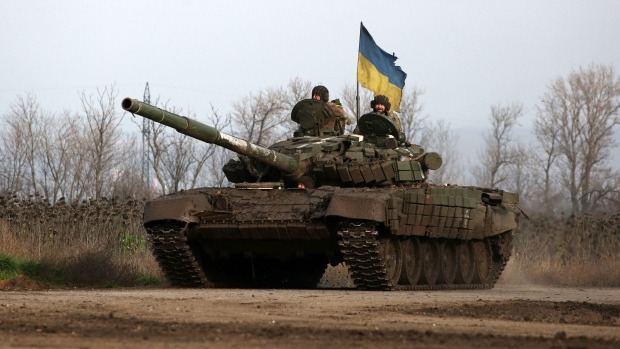 جنود أوكرانيون يركبون دبابة في شرق أوكرانيا يوم 24 نوفمبر 2023