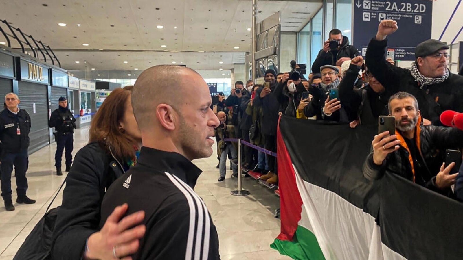 المحامي الفرنسي الفلسطيني صلاح الحموري عند وصوله إلى مطار رواسي بالقرب من باريس في 18 ديسمبر 2022