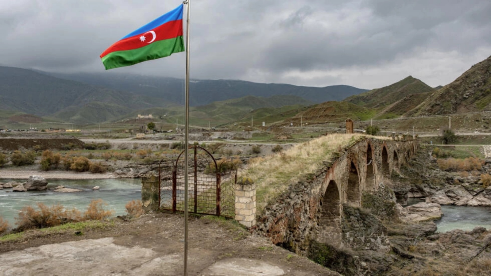 العلم الأذربيجاني في منطقة حدودية مع إيران بتاريخ 9 ديسمبر 2020 