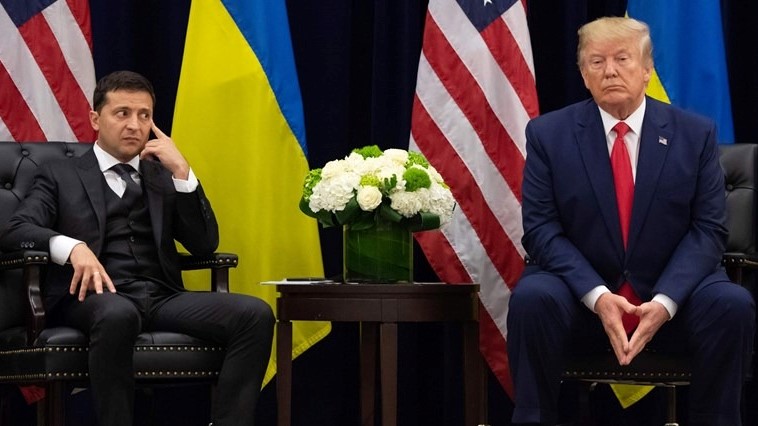 الرئيس الأميركي السابق دونالد ترمب مستقبلًا الرئيس الأوكراني فولوديمير زيلينسكي في البيت الأبيض في عام 2019
