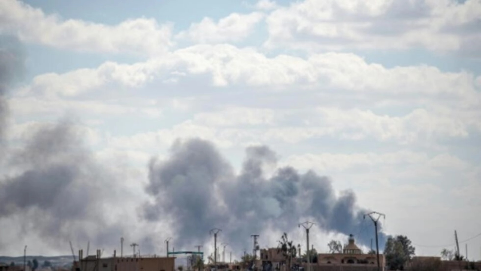 دخان يتصاعد من آخر جيب لتنظيم الدولة الإسلامية في شرق سوريا في 2 مارس 2019