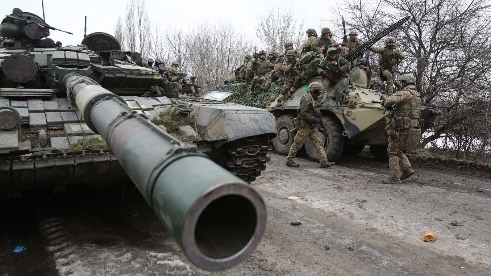 جنود أوكرانيون على متن دبابة