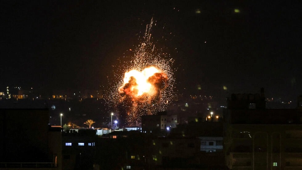 تصاعد النيران والدخان فوق المباني في مدينة غزة مع شن إسرائيل غارات جوية على القطاع الفلسطيني في وقت مبكر من يوم 27 يناير 2023