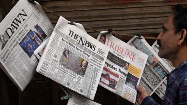 بائع صحف في لاهور في باكستان