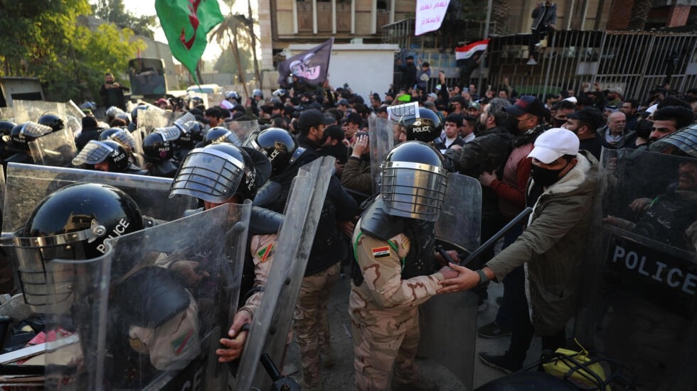 شرطة مكافحة الشغب تمنع متظاهرين من اقتحام السفارة السويدية في بغداد في 23 كانون الثاني/يناير 2023