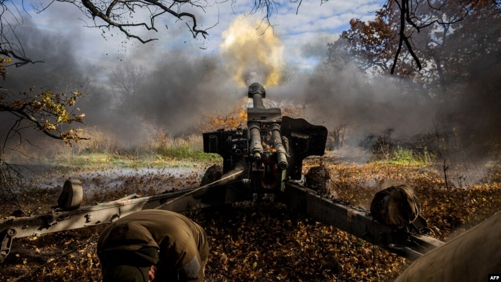 رجال المدفعية الأوكرانية يطلقون مدفع هاوتزر عيار 152 ملم (D20) على موقع على خط الجبهة بالقرب من بلدة باخموت، في منطقة دونيتسك شرق أوكرانيا، في 31 أكتوبر 2022. منذ غزو روسيا لأوكرانيا، كانت باخموت واحدة من أكثر ساحات القتال فتكا لكلا الجانبين