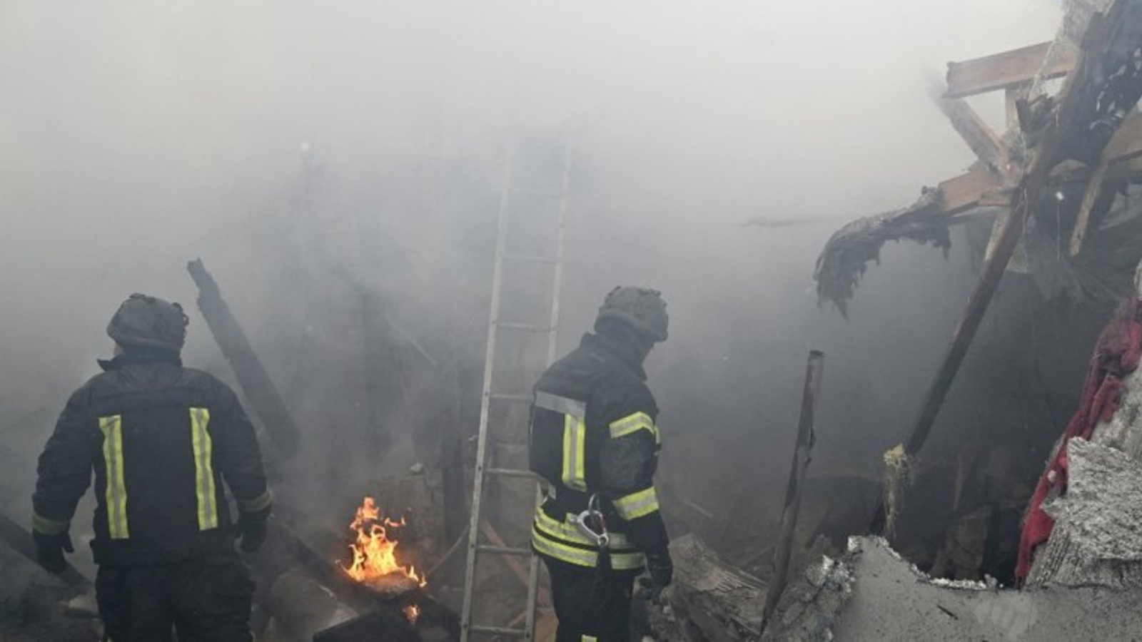 رجال الإطفاء يعملون على إخماد النيران في منزل بعد قصف روسي لخيرسون جنوبي أوكرانيا
