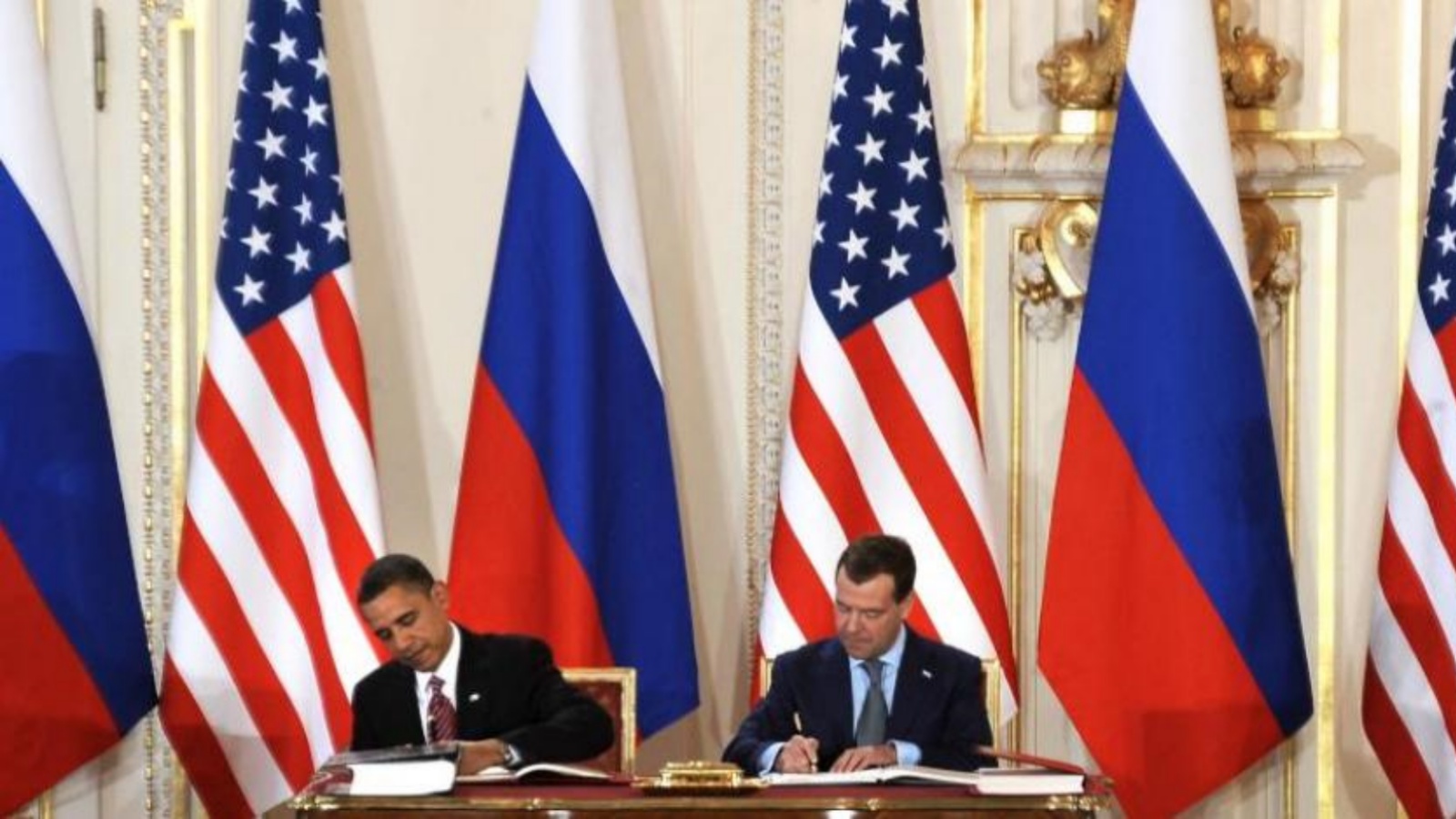 الرئيسان الأميركي والروسي باراك أوباما وديميتري ميدفيديف يوقعان المعاهدة في براغ (أرشيفية)