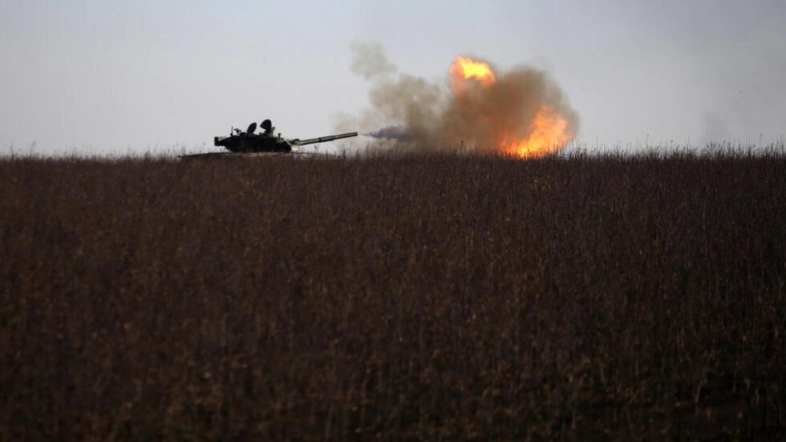 دبابة أوكرانية تطلق نيرانها باتجاه مواقع روسية قرب باخموت في 26 يناير 2023
